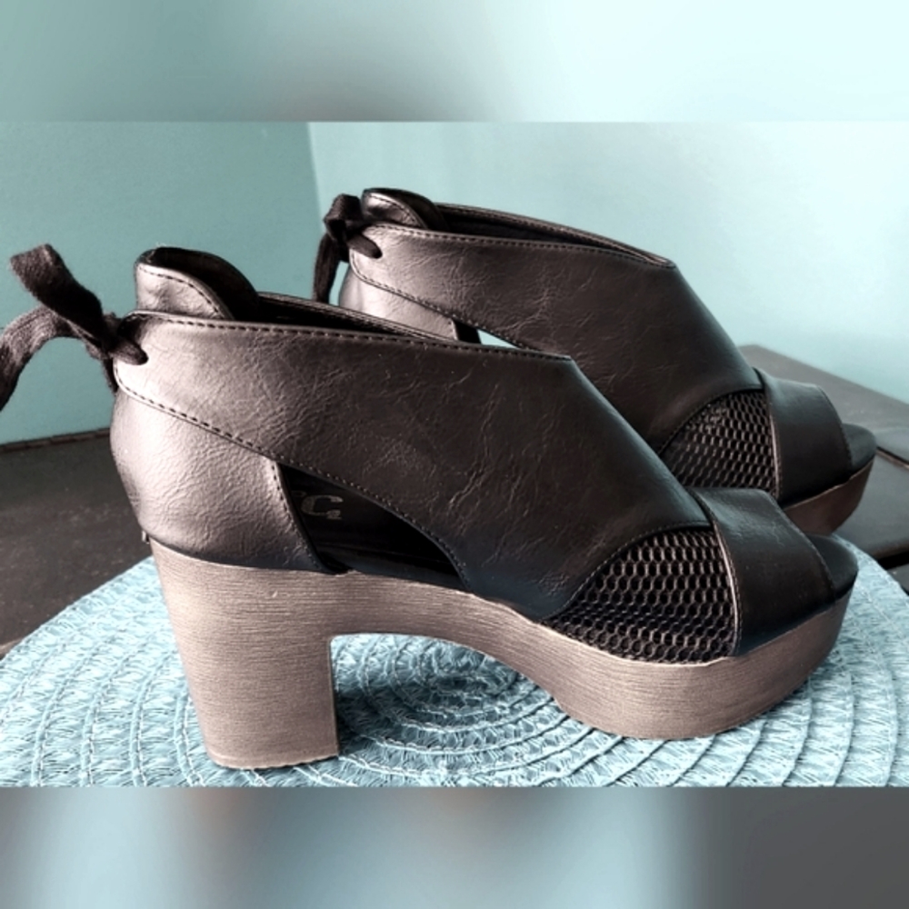 JG Women's Black lightweight heels Size 8 Heel 3.5"